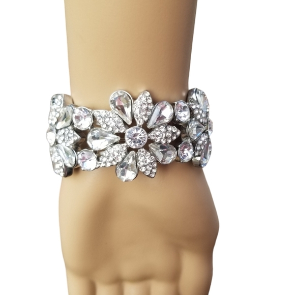 VINTAGE SILVERTONE & WHITE RHINESTONE FLOWER DESIGN STRETCH BRACELET - Picture 3 of 6